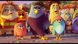 ANGRY BIRDS Featurette "Birds vs Pigs"