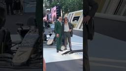 The moment Tom Cruise surprised us on the red carpet!