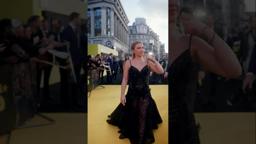 Florence Pugh blows a kiss at the European Premiere in London!